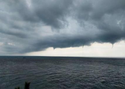 水库惊现龙吸水：奇观持续半小时之久