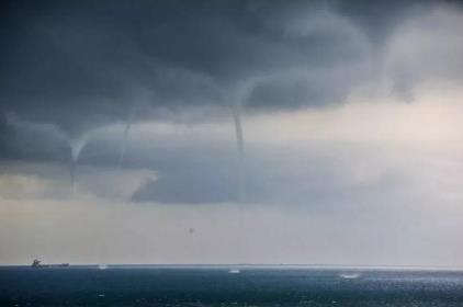 水库惊现龙吸水：奇观持续半小时之久