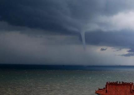 水库惊现龙吸水：奇观持续半小时之久