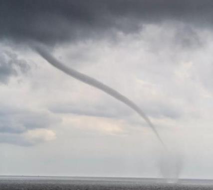 水库惊现龙吸水：奇观持续半小时之久