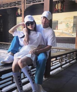 贾乃亮眼神呆滞：微博照片一个人 真离婚了