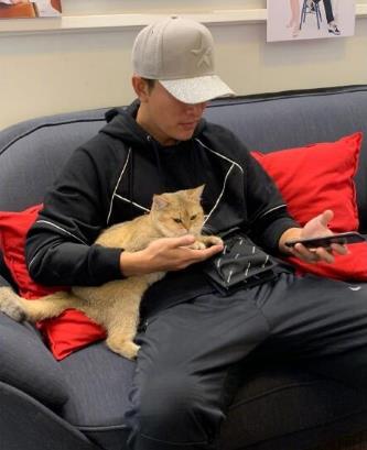 贾乃亮眼神呆滞：微博照片一个人 真离婚了