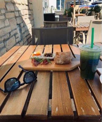 贾乃亮眼神呆滞：微博照片一个人 真离婚了