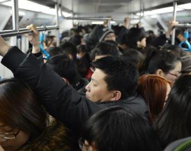 市民吐槽地铁票价格过低:求上班搭地铁族心理面积 市民吐槽地铁票价格过低:求上班搭地铁族心理面积