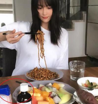 张馨予被爆怀孕桌上钙片漏出端倪:孕后挺大肚逛街 张馨予被爆怀孕桌上钙片漏出端倪:孕后挺大肚逛街