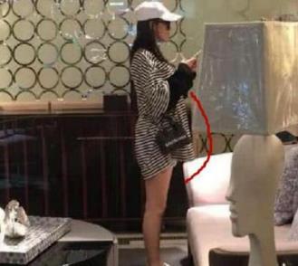 张馨予被爆怀孕桌上钙片漏出端倪:孕后挺大肚逛街 张馨予被爆怀孕桌上钙片漏出端倪:孕后挺大肚逛街