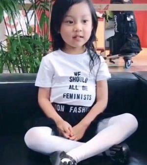 甜馨近照坐姿霸气：长发的她越来越靓了