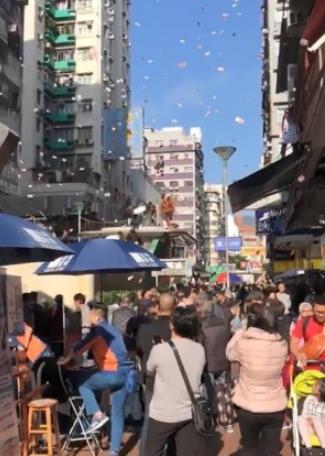 不可思议香港上演天上掉钱:真金白银从天而降 不可思议香港上演天上掉钱:真金白银从天而降