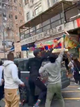 不可思议香港上演天上掉钱:真金白银从天而降 不可思议香港上演天上掉钱:真金白银从天而降