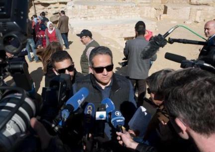 重大发现埃及发现王室墓葬：内附家族成员画