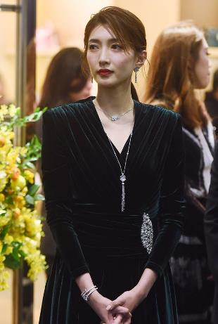 江疏影穿丝绒长裙美丽冻人：俘获了众人的眼球