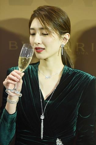 江疏影穿丝绒长裙美丽冻人：俘获了众人的眼球