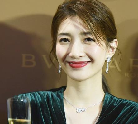 江疏影穿丝绒长裙美丽冻人：俘获了众人的眼球