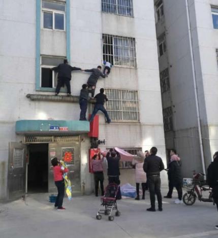 危难之际邻居搭人梯救男童：这样的国民好邻居上哪找