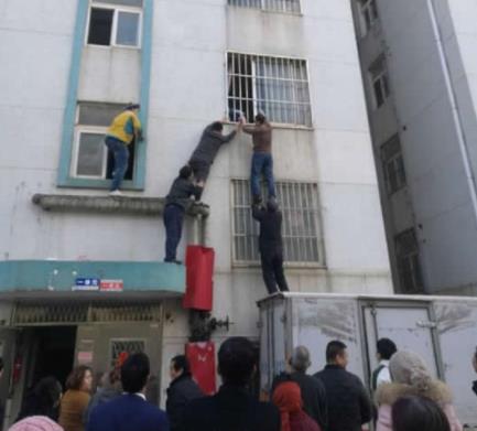 危难之际邻居搭人梯救男童：这样的国民好邻居上哪找