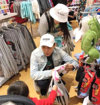 商场偶遇伊能静秦昊逛街:秦昊对小米粒慢慢都是宠溺 商场偶遇伊能静秦昊逛街:秦昊对小米粒慢慢都是宠溺