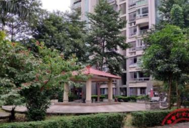 女生遭陌生男子尾随捂鼻：陌生男子到底是谁