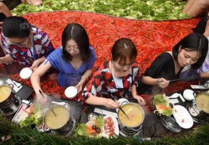 杭州巨型鸳鸯火锅温泉:边吃边泡双重体验妙不可言 杭州巨型鸳鸯火锅温泉:边吃边泡双重体验妙不可言