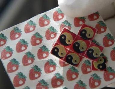 警惕新型毒品邮票:接触就可吸收毒性可致残 警惕新型毒品邮票:接触就可吸收毒性可致残