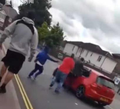 乘客发疯攻击司机遭众人打:事件发生原委究竟怎么回事 乘客发疯攻击司机遭众人打:事件发生原委究竟怎么回事