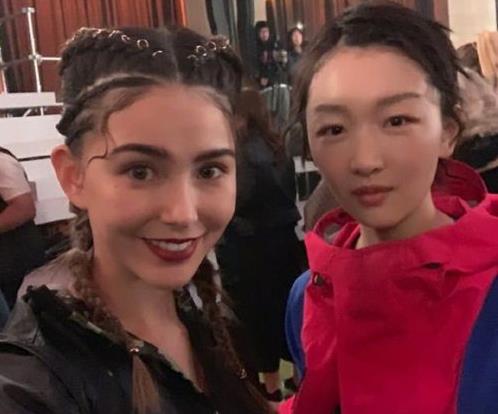 昆凌晒与周冬雨同框自拍,花辫黑衫异域风情十足 昆凌晒与周冬雨同框自拍,花辫黑衫异域风情十足