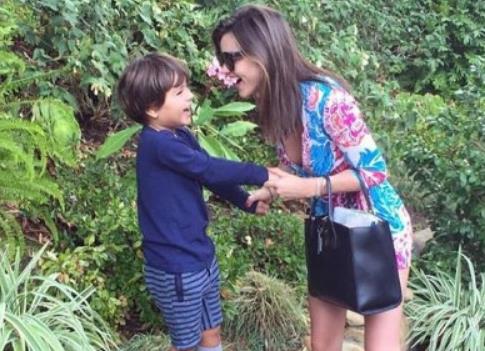 米兰达可儿怀三胎，十个月前刚为富豪老公生完子