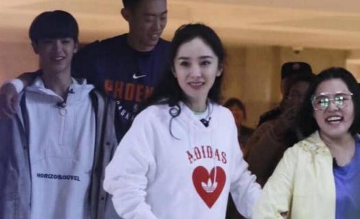 杨幂谢依霖同框,小时代姐妹花相聚有说有笑 杨幂谢依霖同框,小时代姐妹花相聚有说有笑