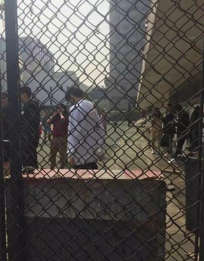 王俊凯回校体测1000米遭校友围观,做了明星也不搞特殊 王俊凯回校体测1000米遭校友围观,做了明星也不搞特殊