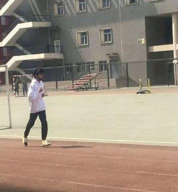 王俊凯回校体测1000米遭校友围观,做了明星也不搞特殊 王俊凯回校体测1000米遭校友围观,做了明星也不搞特殊