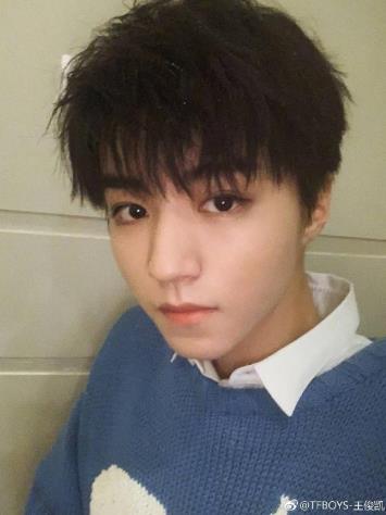 王俊凯回校体测1000米遭校友围观,做了明星也不搞特殊 王俊凯回校体测1000米遭校友围观,做了明星也不搞特殊