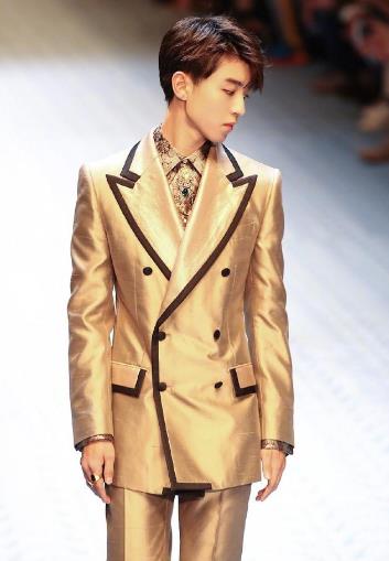 王俊凯回校体测1000米遭校友围观,做了明星也不搞特殊 王俊凯回校体测1000米遭校友围观,做了明星也不搞特殊