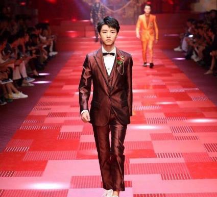 王俊凯回校体测1000米遭校友围观,做了明星也不搞特殊 王俊凯回校体测1000米遭校友围观,做了明星也不搞特殊