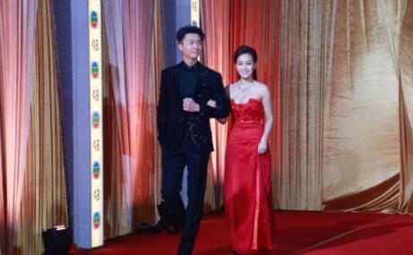 黄心颖曾带两名男伴回家，电梯内互动十分亲密