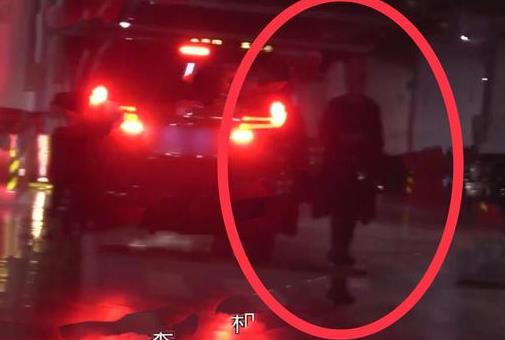 李亚鹏恋情疑曝光,苦等1小时和神秘女子深夜同返家 李亚鹏恋情疑曝光,苦等1小时和神秘女子深夜同返家