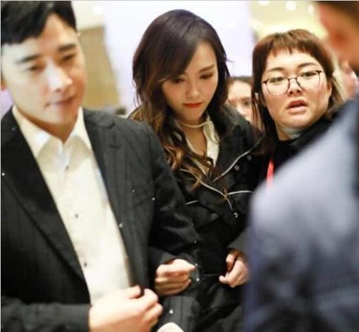 知情人否认唐嫣怀孕，网友说肚子大点不一定是怀孕