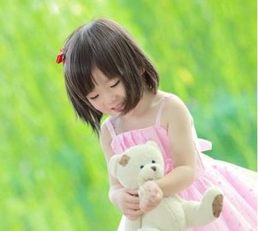 10岁小女孩短发扎发发型图片   短直发发型就梳在额头的上边,齐刘海
