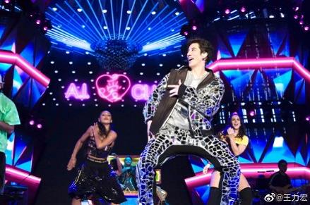 王力宏回应李靓蕾索吻，这碗狗粮有点甜