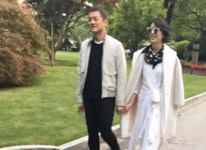 李亚鹏新女友被曝身价超百亿,据说和王菲有些相似 李亚鹏新女友被曝身价超百亿,据说和王菲有些相似