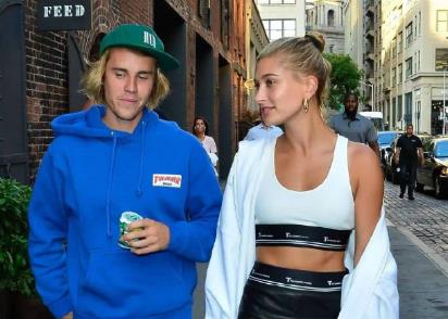 比伯晒婚后生活,海莉露大长腿,夫妻生活甜死人 比伯晒婚后甜蜜视频,网友纷纷送出祝福