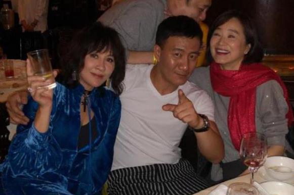 关之琳胡军庆功宴,刘嘉玲林青霞不老女神齐亮相 关之琳胡军庆功宴,几大女神围绕魅力无限