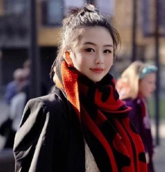 邱淑贞17岁大女儿美照曝光，首次登台走秀气场强大