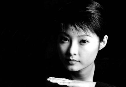 袁立宣布结婚,曾有两段婚姻现与小11岁诗人成家 袁立宣布结婚,曾有两段婚姻现与小11岁诗人成家