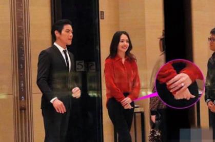 向佐求婚郭碧婷成功，订婚宴手戴大钻戒成小向太