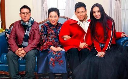 向佐求婚郭碧婷成功，订婚宴手戴大钻戒成小向太