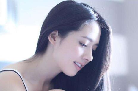 向佐求婚郭碧婷成功，订婚宴手戴大钻戒成小向太