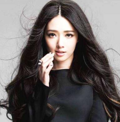 向佐求婚郭碧婷成功，订婚宴手戴大钻戒成小向太