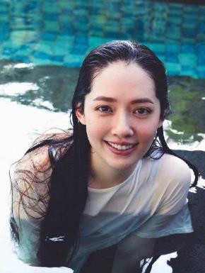 向佐求婚郭碧婷成功，订婚宴手戴大钻戒成小向太