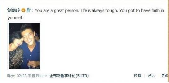 刘嘉玲搂肩亲密合影陈冠希,曾力挺陈冠希支持他 刘嘉玲搂肩亲密合影陈冠希,曾力挺陈冠希支持他