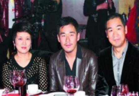 张国立几个老婆曝光:张国立怎么和现任老婆在一起的