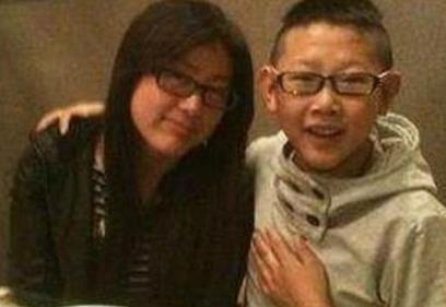 侯祥与妻子合照如隔辈:抱怨侯祥拍戏无子